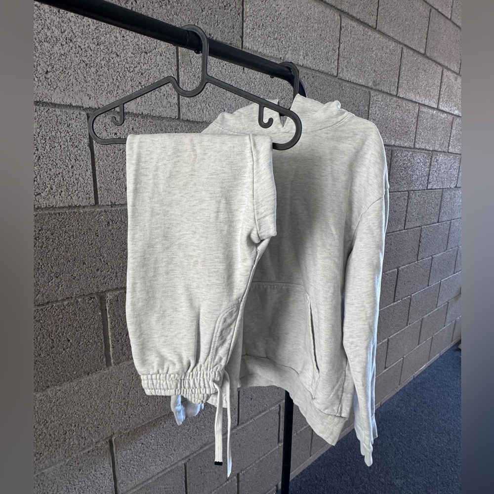 TALENTLESS sweat set